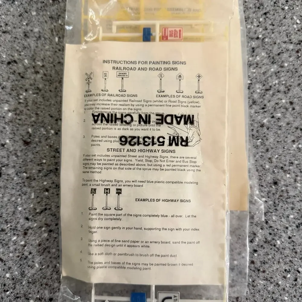 3 sealed packages 0f HO Scale Road Signs Railroad Street Signs New
